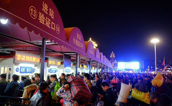 APEC放假前夜 北京站客流多如春运