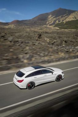 Mercedes-Benz CLA 45 AMG Shooting Brake 02