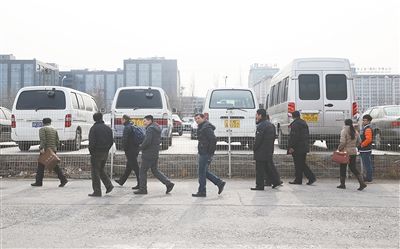 2015年2月1日,北京旧车市场东厅。人们围着待拍车辆观看,为参加拍卖做功课。2月1日下午,“公车拍卖”第三场在北京旧车市场东厅举行。 新京报记者 尹亚飞 摄 2015年2月1日,北京旧车市场东厅。人们围着待拍车辆观看,为参加拍卖做功课。2月1日下午,“公车拍卖”第三场在北京旧车市场东厅举行。 新京报记者 尹亚飞 摄