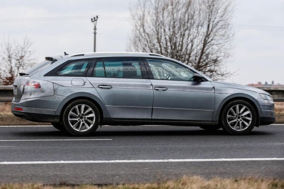 Skoda Superb Combi spy 04