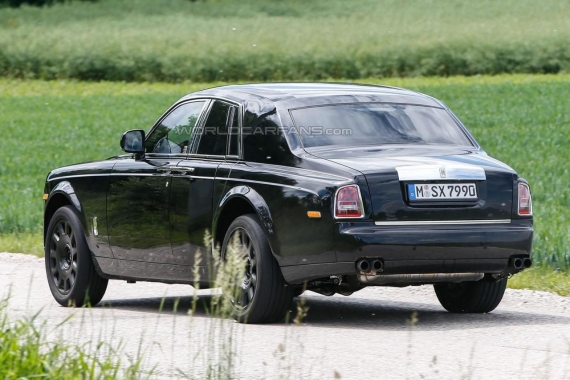 Rolls-Royce SUV mule spy 09