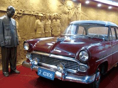 毛主席参观中国第一辆轿车时说：“我坐上我们自己的小汽车了。”