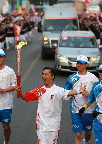 高举火炬 何止为圣火奔跑了千万里