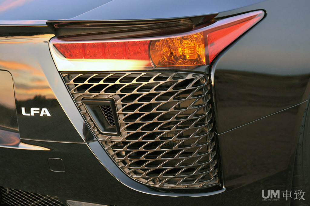 试驾2012雷克萨斯LFA