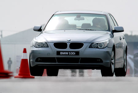 bmw530i装备宝马首创技术主动式转向系统(图)