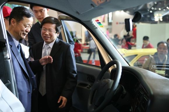 上海市委副书记罗世谦参观上海车展吉利展台