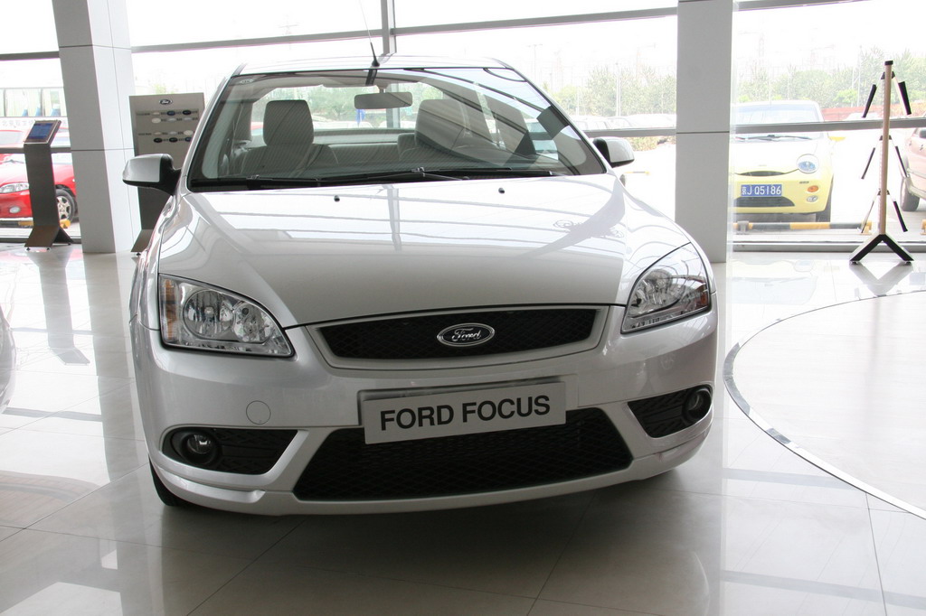 长安福特07款三厢福克斯前大灯