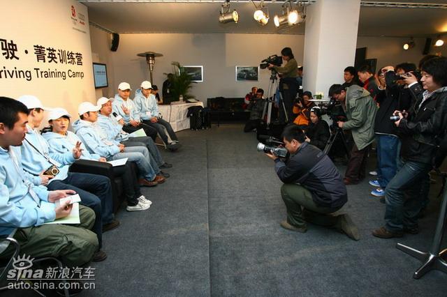 �µ���ɫ��ʻ��ݼӢѵ��Ӫ