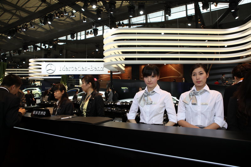奔驰前台礼仪小姐