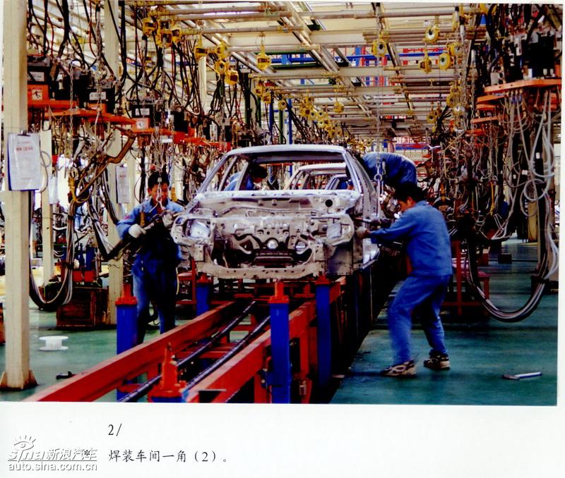 图为:吉利汽车生产车间