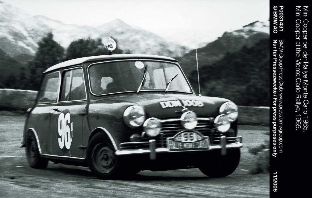 Mini in race