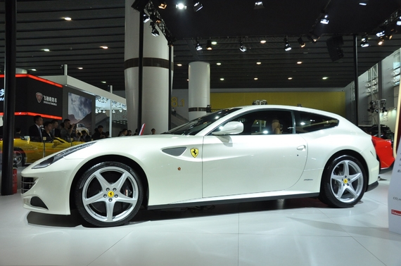 迪拜警车梦幻阵容 530万法拉利FF_杭州车市_