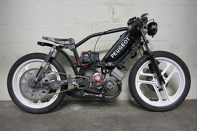 随后他开始设计摩托车发动机--直立的v型双缸