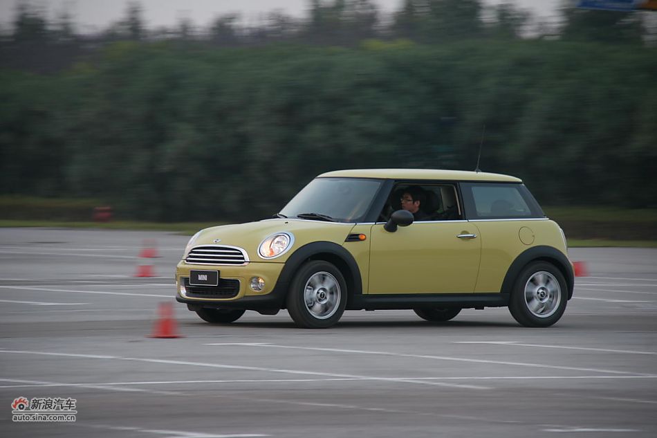 2011MINI ONE̬