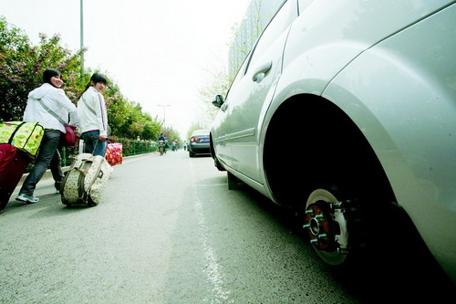 西安车主一夜过后轮胎被卸 切勿路边乱停车