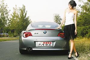美女车模与宝马Z4:四轮飞毯 娇小迷人