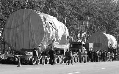  警车 前面开道 巨无霸 进京