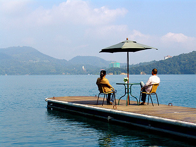 坐在水上浮台上,悠闲的喝杯咖啡,任微风吹拂,欣赏美景,感觉没有拘束的