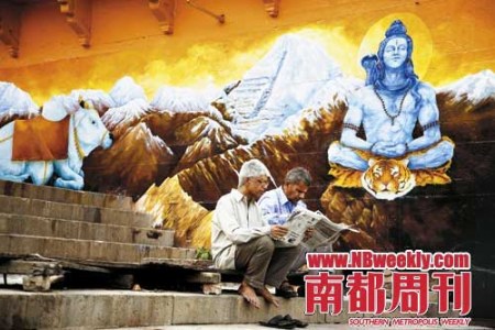 恒河岸边的石壁上画着湿婆神在冈底斯山修行的情形 恒河岸边的石壁上画着湿婆神在冈底斯山修行的情形
