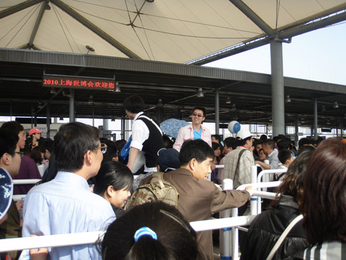 　　这不是春运的北京火车站，这是2010上海世博会的安检口。时间是5月2日早上八点零三。世博园区一共有八个陆上出入口七个水门，小浪选择的是相对不那么拥挤的白莲泾出入口……