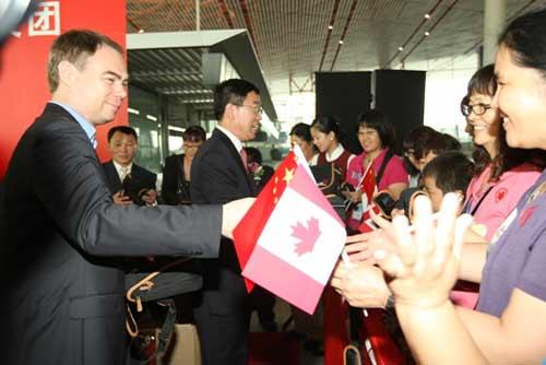 中国国家旅游局副局长杜江与加拿大麦德安商务公 使在北京机场欢送首批中国组团游客