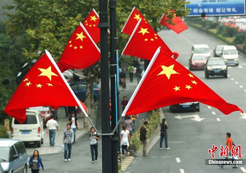国庆节临近,杭州市陆续开始在大街小巷悬挂五星红旗,迎接新中国成立61