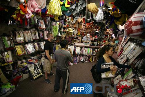美国华盛顿一家摆满吸血鬼、僵尸、骷髅等形象的万圣节饰品店。图片来源：(AFP/国际在线) 