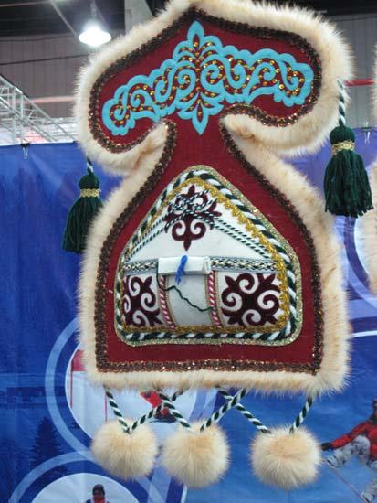 第五届新疆冬博会上的民族特色物品展示