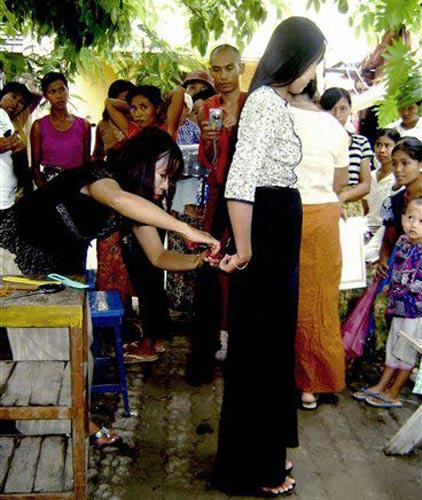 缅甸女性大多留有一头让人羡慕的长发