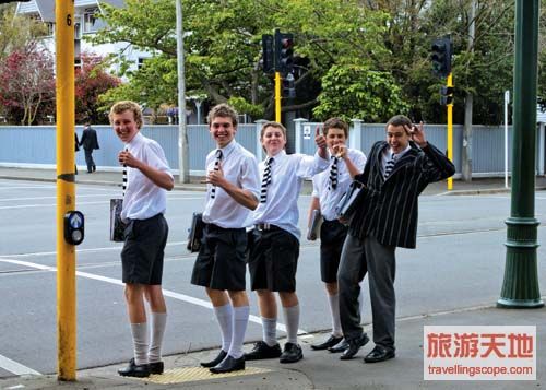 Students are waiting for the traffic lights Students are waiting for the traffic lights