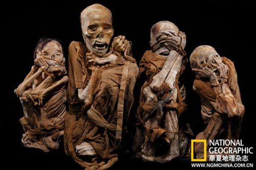 Five centuries ago, these mummies were wrapped into a parcel. The postural distortions. It is easy to transport.