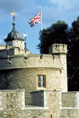 伦敦塔四周是高墙深沟，堡垒密布。