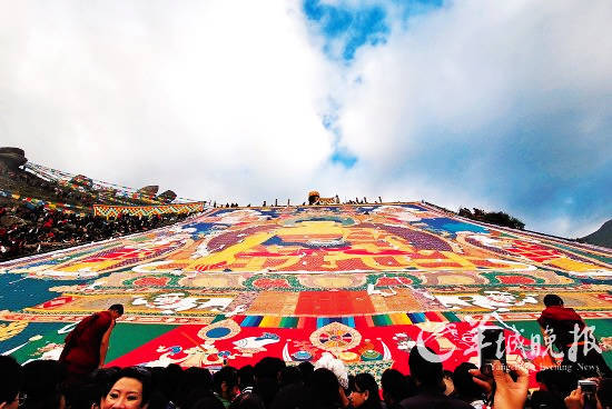 雪顿节，是西藏最隆重的节日。十七世纪下半叶，雪顿节逐渐演变和固定成以晒大佛为主，溶入藏戏汇演和宗教活动相结合的重要节日，所以又被称为“藏戏节”、“展佛节” 摄影：卢海林