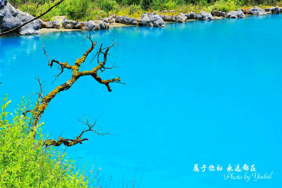 只见一汪蓝色的湖面出现在眼前，清澈见底，宛若宝石，像一弯月牙