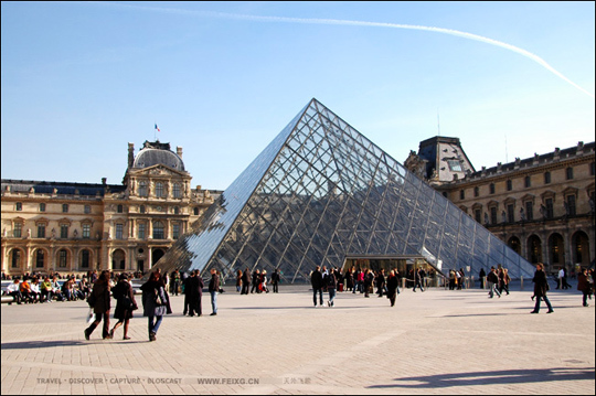 卢浮宫中央广场“拿破仑庭院”上的透明金字塔建筑