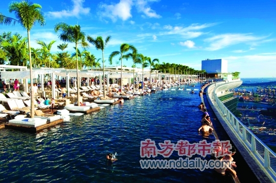 在顶级酒店空中泳池中俯瞰新加坡(组图)