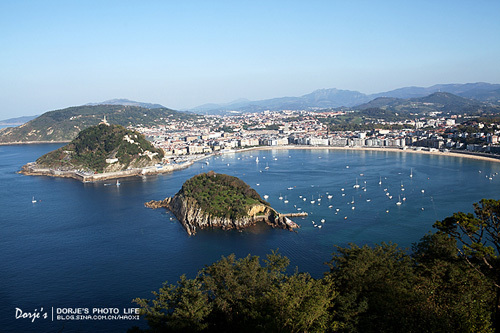 Donostia has a very beautiful bay and be in not far from the mountains is a French