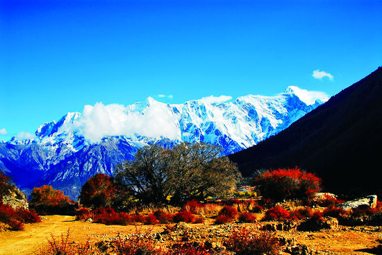 南迦巴瓦峰是喜马拉雅山东端最高峰，海拔7782米，高度排在世界最高峰行列的第15位。她的与众不同在于总是藏在云中难以看见，只有心诚的人才能一睹风采。