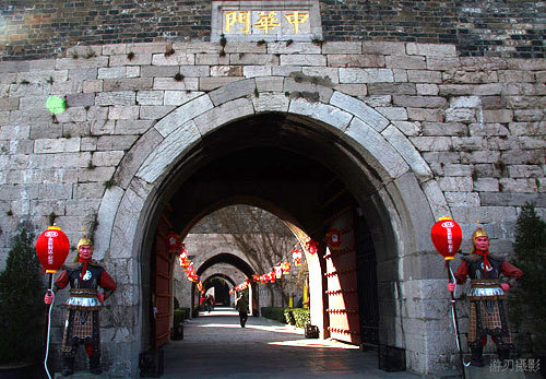 看《金陵十三钗》 品古都南京的旧时沧桑