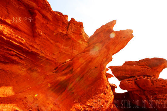 千万年沉积而成的丹霞地貌，使得西部梦幻大峡谷呈现出一片壮丽的红色