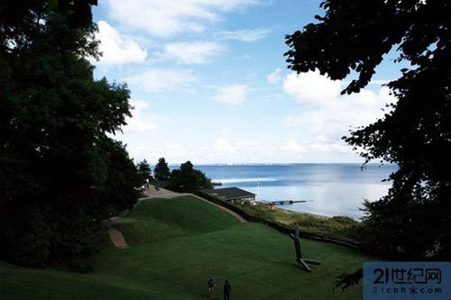 A large number of vegetation to make the museum looks more like a hidden in hill park.