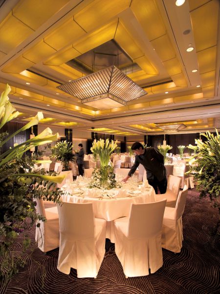 正文   王府半岛酒店还设有两个风味迥异的餐厅及一间大堂吧,其中包括