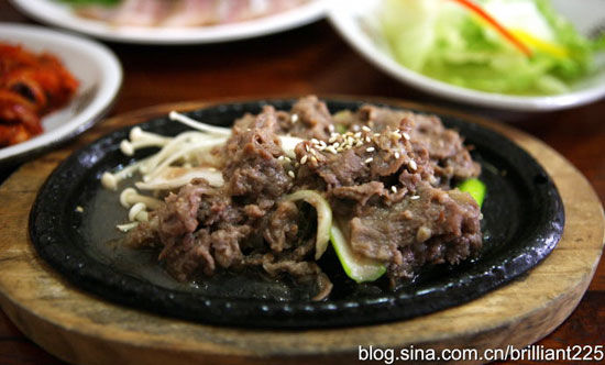 烤牛肉。韩国特有的烤牛肉，说是烤，其实说炒加煮更确切一些。汤很多，味道有点甜。很多中国人觉得它的味道太复杂，甜甜的牛肉，不太习惯。我呢，觉得尚可。