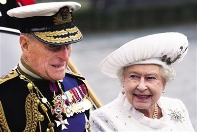 一身白色套装的女王与丈夫在登船巡游前亮相