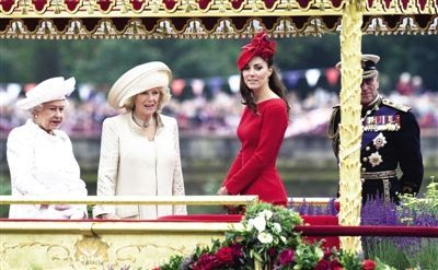 一身白色套装的女王与丈夫在登船巡游前亮相
