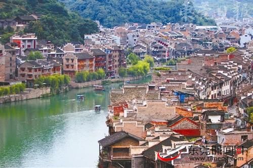 The ancient town built along the river town, building a unique ethnic customs