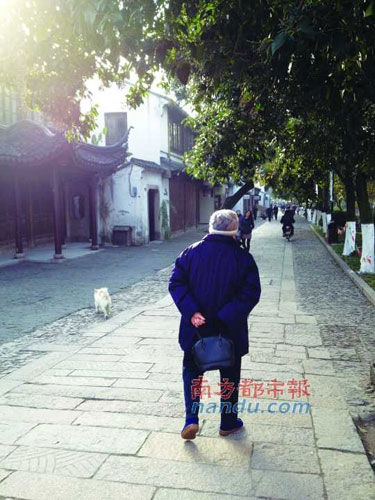  Early in the morning, the Suzhou people listen to the radio, go on the road in Pingjiang.