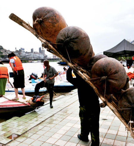 Sheepskin raft in ancient times is mainly used for trafficking in long-distance water between Qinghai, Lanzhou and Baotou, a vast empty, how can imagine the scene is spectacular