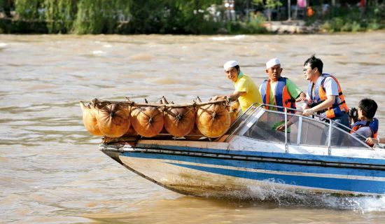 Here in the Yellow River, and thither the sheepskin rafts is most unique tourism experience which