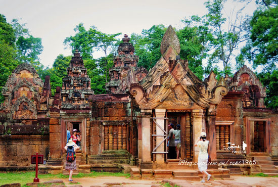 The door of the gable carved with Hinduism guarding the east of Indra